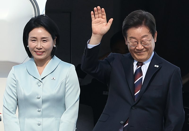 이재명 대통령과 부인 김혜경 여사가 캐나다에서 열리는 주요7개국(G7) 정상회의 참석을 위해 16일 오후 경기도 성남 서울공항을 통해 출국하고 있다. 2025.6.16/뉴스1 ⓒ News1 박정호 기자