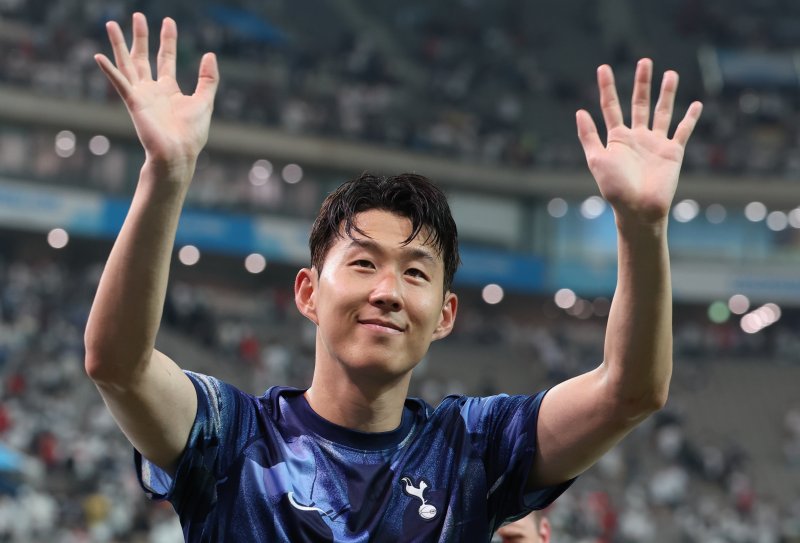 [서울=뉴시스] 김근수 기자 = 지난해 8월3일 서울 마포구 서울월드컵경기장에서 열린 쿠팡플레이 시리즈 2경기 토트넘 홋스퍼와 FC바이에른 뮌헨의 경기에서 FC바이에른 뮌헨이 토트넘 홋스퍼를 상대로 2-1로 승리를 거뒀다. 토트넘 홋스퍼 손흥민이 경기장을 돌며 팬들에게 인사하고 있다. 2024.08.03. ks@newsis.com