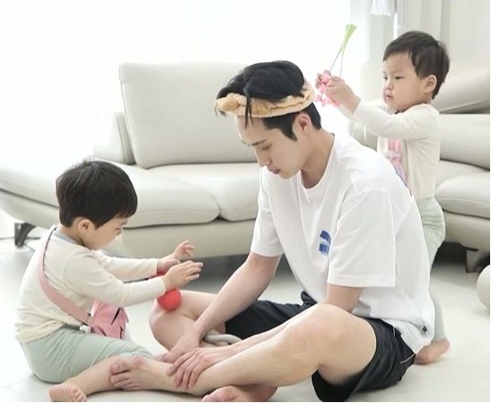 '슈돌' 은우·정우, 김준호에 '고사리손 안마'…귀여움 폭발