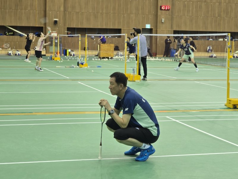 진천선수촌에서 대표팀 선수들의 훈련 모습을 지켜보고 있는 박주봉 감독.