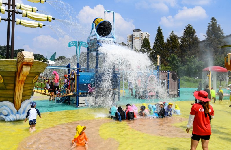 [오산=뉴시스] 오산 도심 물놀이장 (사진=오산시 제공) 2025.06.18.photo@newsis.com