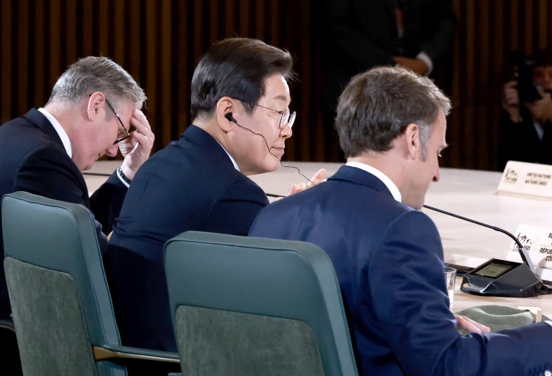 [카나나스키스(캐나다)=뉴시스] 최진석 기자 = 이재명 대통령이 17일(현지 시간) 캐나다 앨버타주 카나나스키스 주요 7개국(G7) 정상회의장에서 업무오찬 및 G7 정상회의 확대세션에 참석해 자리하고 있다. 왼쪽부터 키어 스타머 영국 총리, 이 대통령, 에마뉘엘 마크롱 프랑스 대통령. 2025.06.18. myjs@newsis.com