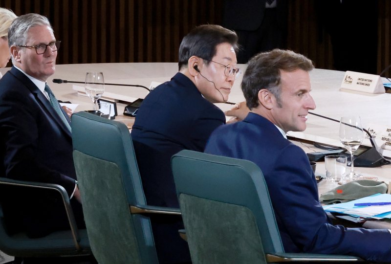 [카나나스키스(캐나다)=뉴시스] 최진석 기자 = 이재명 대통령이 17일(현지 시간) 캐나다 앨버타주 카나나스키스 주요 7개국(G7) 정상회의장에서 업무오찬 및 G7 정상회의 확대세션에 참석해 자리하고 있다. 왼쪽부터 키어 스타머 영국 총리, 이 대통령, 에마뉘엘 마크롱 프랑스 대통령. 2025.06.18. myjs@newsis.com