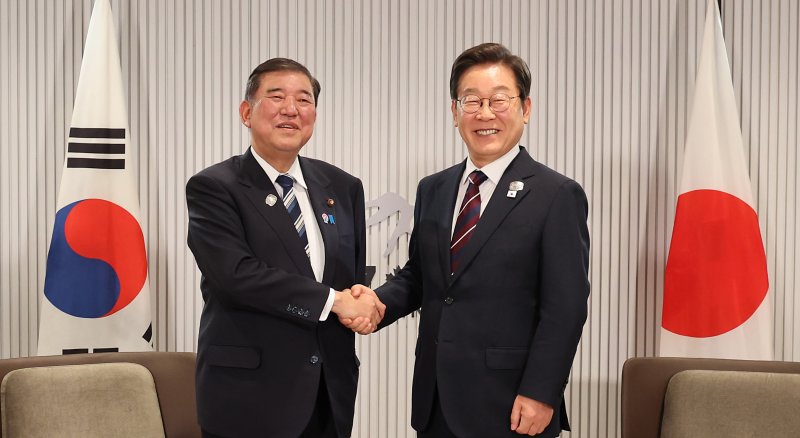 [카나나스키스(캐나다)=뉴시스] 최진석 기자 = 이재명 대통령이 17일(현지 시간) 캐나다 앨버타주 캐내내스키스 주요 7개국(G7) 정상회의장에서 이시바 시게루 일본 총리와 한일 정상회담에 앞서 악수하고 있다. 2025.06.18. myjs@newsis.com