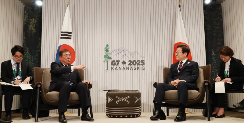 [카나나스키스(캐나다)=뉴시스] 최진석 기자 = 이재명 대통령이 17일(현지 시간) 캐나다 앨버타주 캐내내스키스 주요 7개국(G7) 정상회의장에서 이시바 시게루 일본 총리와 한일 정상회담을 하고 있다. 2025.06.18. myjs@newsis.com