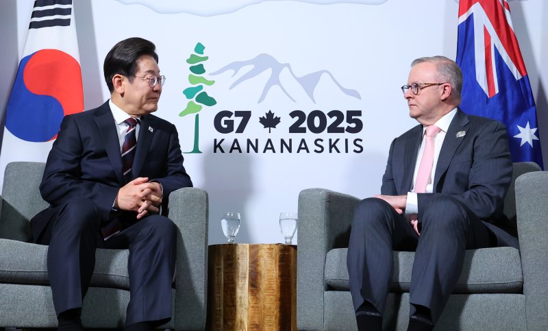 [캘거리=뉴시스] 최진석 기자 = 주요 7개국(G7) 정상회의 참석차 캐나다를 방문한 이재명 대통령이 16일(현지 시간) 캘거리 한 호텔에서 앤서니 앨버니지 호주 총리와 한-호주 정상회담을 하고 있다. 2025.06.17. myjs@newsis.com