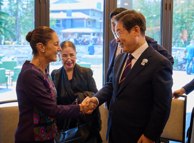 [카나나스키스(캐나다)=뉴시스] 최진석 기자 = 이재명 대통령이 17일(현지 시간) 캐나다 앨버타주 카나나스키스 주요 7개국(G7) 정상회의장에서 클라우디아 셰인바움 파르도 멕시코 대통령과 한-멕시코 정상회담을 하기 전 악수하고 있다. (공동취재) 2025.06.18. myjs@newsis.com