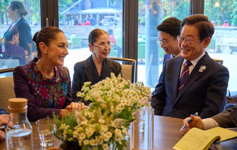 [카나나스키스(캐나다)=뉴시스] 최진석 기자 = 이재명 대통령이 17일(현지 시간) 캐나다 앨버타주 카나나스키스 주요 7개국(G7) 정상회의장에서 클라우디아 셰인바움 파르도 멕시코 대통령과 한-멕시코 정상회담을 하고 있다. (공동취재) 2025.06.18. myjs@newsis.com