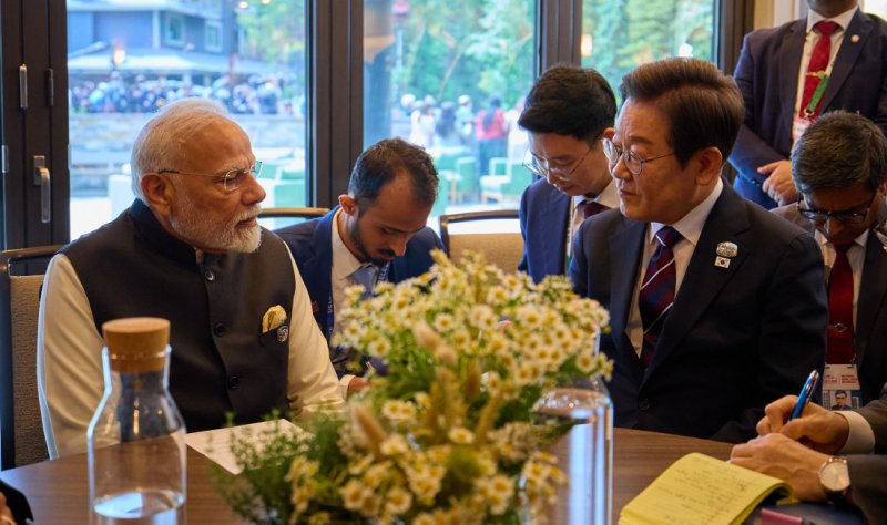 [카나나스키스(캐나다)=뉴시스] 최진석 기자 = 이재명 대통령이 17일(현지 시간) 캐나다 앨버타주 카나나스키스 주요 7개국(G7) 정상회의장에서 나렌드라 모디 인도 총리와 한-인도 정상회담을 하고 있다. (공동취재) 2025.06.18. myjs@newsis.com