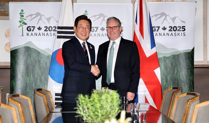 [카나나스키스(캐나다)=뉴시스] 최진석 기자 = 이재명 대통령이 17일(현지 시간) 캐나다 앨버타주 카나나스키스 주요 7개국(G7) 정상회의장에서 키어 스타머 영국 총리를 만나 한-영국 정상회담을 하며 악수하고 있다. 2025.06.18. myjs@newsis.com