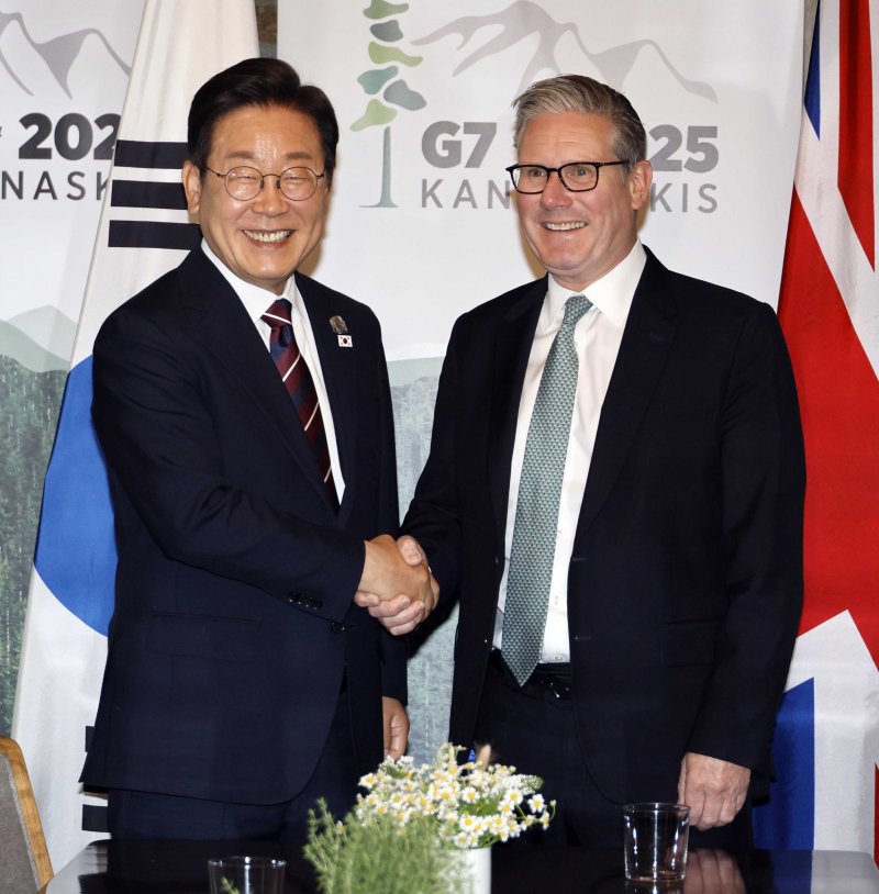 [카나나스키스(캐나다)=뉴시스] 최진석 기자 = 이재명 대통령이 17일(현지 시간) 캐나다 앨버타주 카나나스키스 주요 7개국(G7) 정상회의장에서 키어 스타머 영국 총리를 만나 한-영 정상회담을 하며 악수하고 있다. 2025.06.18. myjs@newsis.com