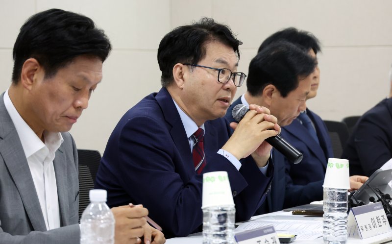 [세종=뉴시스] 강종민 기자 = 이한주 국정기획위원장이 18일 세종시 정부세종컨벤션센터에서 열린 경제1분과 기획재정부 업무보고에서 발언하고 있다. 2025.06.18. ppkjm@newsis.com