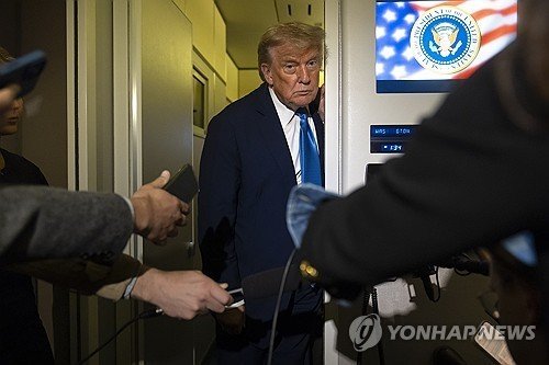 G7 정상회의서 귀국길에 취재진과 기내 문답 나누는 트럼프 (출처=연합뉴스)