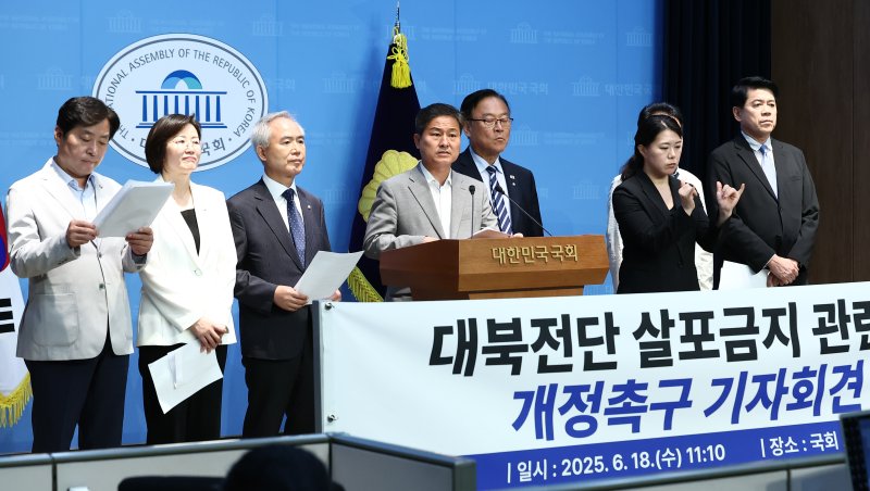 통일부 "납북자가족 대북전단 살포 중단 환영"..금일 중단 선언