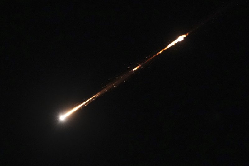 [예루살렘=AP/뉴시스] 17일(현지 시간) 이스라엘 예루살렘 상공에서 이란이 발사한 미사일이 궤적을 그리며 비행하고 있다. 2025.06.18.