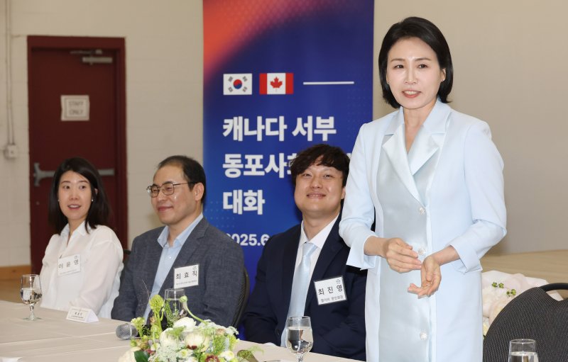 [캘거리=뉴시스] 최진석 기자 = 이재명 대통령 부인 김혜경 여사가 17일(현지 시간) 캐나다 앨버타주 캘거리 한인회관에서 열린 캐나다 서부 동포사회와의 대화에서 발언하고 있다. 2025.06.18. myjs@newsis.com