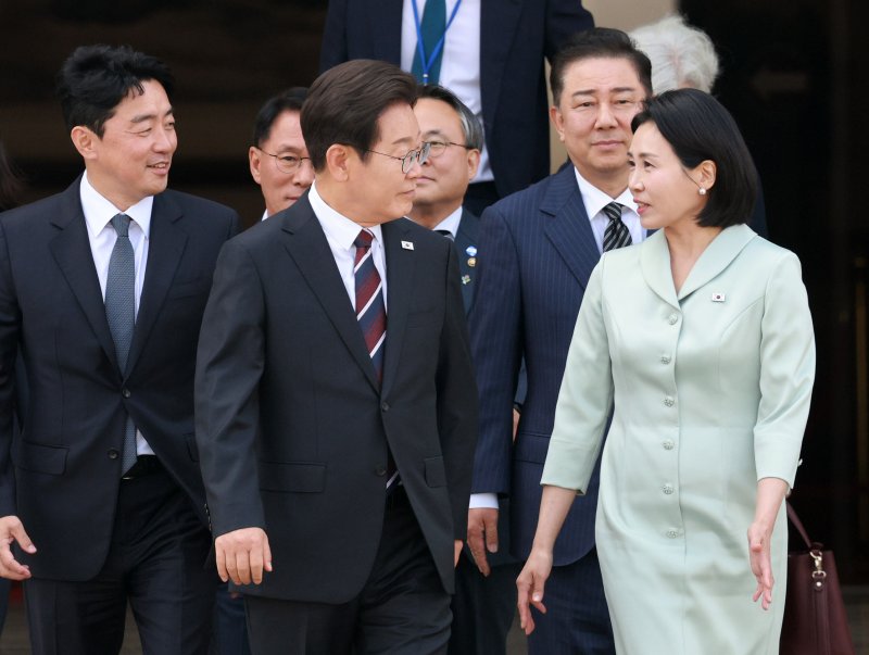 [성남=뉴시스] 고범준 기자 = 이재명 대통령과 김혜경 여사가 캐나다에서 열리는 주요 7개국(G7) 정상회의에 참석하기 위해 16일 경기 성남 서울공항에서 공군 1호기에 탑승하기 위해 이동하고 있다. 왼쪽부터 강훈식 비서실장, 황인권 경호처장, 이 대통령, 고기동 행정안전부 장관 직무대행, 김병기 더불어민주당 당대표 직무대행 겸 원내대표, 김혜경 여사. 2025.06.16. bjko@newsis.com