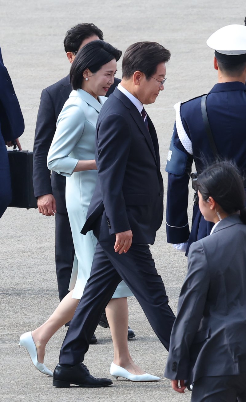 [성남=뉴시스] 최진석 기자 = 주요 7개국(G7) 정상회의 참석차 캐나다를 방문하는 이재명 대통령과 부인 김혜경 여사가 16일 성남 서울공항에서 공군 1호기에 탑승하고 있다. 2025.06.16. myjs@newsis.com
