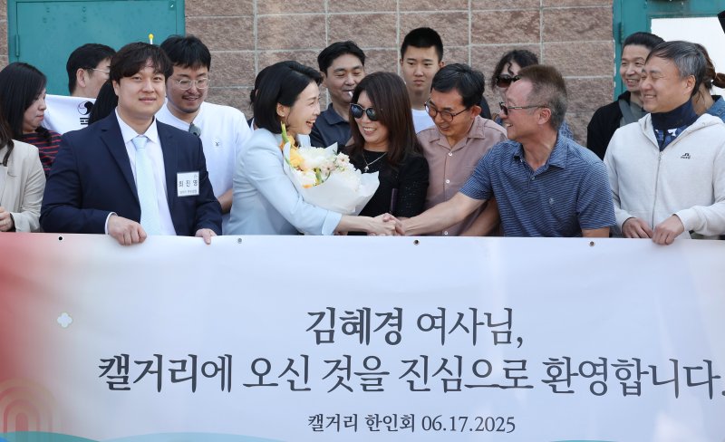 [캘거리=뉴시스] 최진석 기자 = 이재명 대통령 부인 김혜경 여사가 17일(현지 시간) 캐나다 앨버타주 캘거리 한인회관에서 열린 캐나다 서부 동포사회와의 대화를 나누기 전 동포들과 인사를 하고 있다. 2025.06.18. myjs@newsis.com