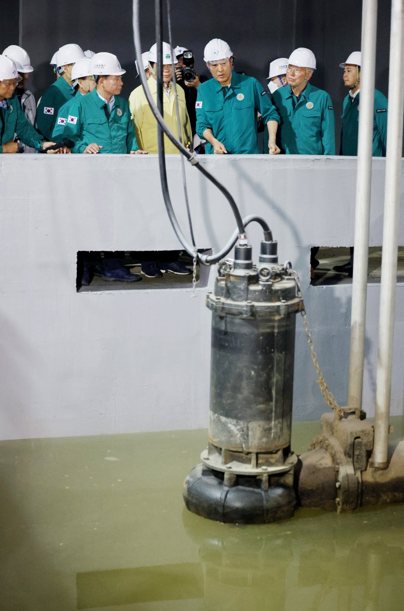 [서울=뉴시스] 김진아 기자 = 오세훈 서울시장이 장마철을 앞두고 18일 서울 관악구 신림공영차고지 저류조 사업현장에서 풍수해 대비 현장점검을 하고 있다. 신림공영차고지 빗물저류조는 폭우 시 도림천 범람을 막기 위해 3만5000톤의 빗물을 일시 저장하도록 설계됐다. 2025.06.18. bluesoda@newsis.com