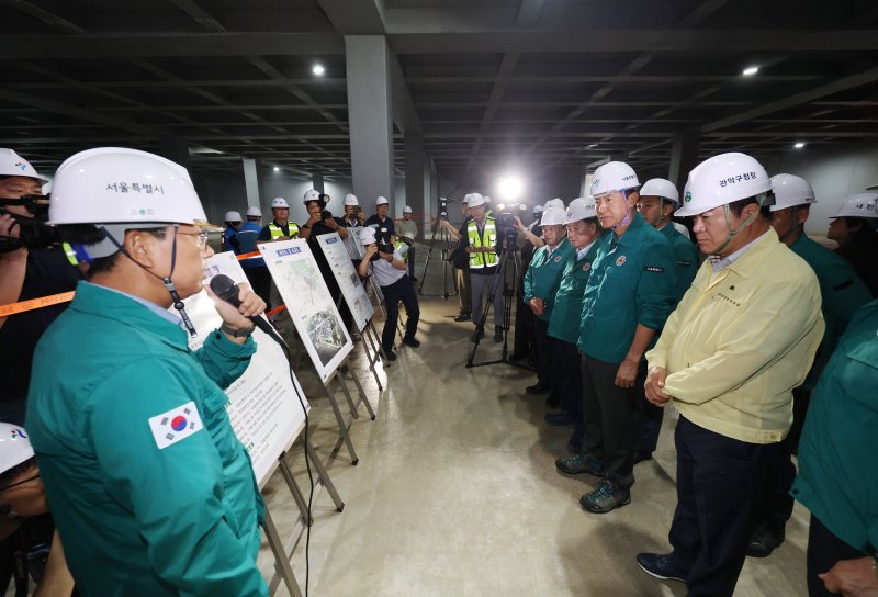 [서울=뉴시스] 김진아 기자 = 오세훈 서울시장이 장마철을 앞두고 18일 서울 관악구 신림공영차고지 저류조 사업현장에서 풍수해 대비 현장점검을 하고 있다. 신림공영차고지 빗물저류조는 폭우 시 도림천 범람을 막기 위해 3만5000톤의 빗물을 일시 저장하도록 설계됐다. 2025.06.18. bluesoda@newsis.com