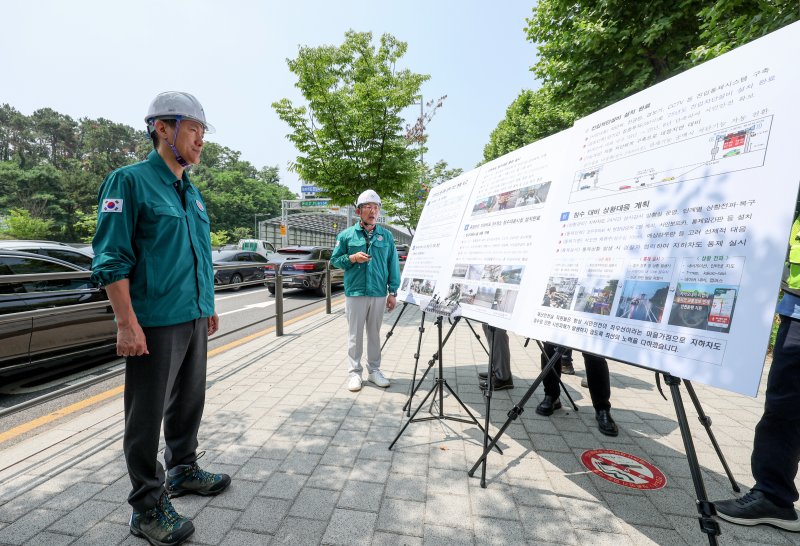[서울=뉴시스] 김진아 기자 = 오세훈 서울시장이 장마철을 앞두고 18일 서울 서초구 염곡동서지하차도를 찾아 집중호우 시 가동되는 자동 차량 진입 차단 설비의 작동 상태를 보고받고 있다. 2025.06.18. bluesoda@newsis.com