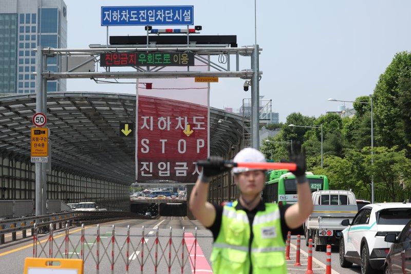 [서울=뉴시스] 김진아 기자 = 18일 서울 서초구 염곡동서지하차도에 설치된 집중호우 시 가동되는 자동 차량 진입 차단 설비가 시범 작동되고 있다. 오세훈 서울시장은 이날 장마철 폭우에 대비하기 위해 도림천 상류에 위치한 신림공영차고지 빗물저류조와 서초구 염곡동서지하차도로를 점검했다. 2025.06.18. bluesoda@newsis.com