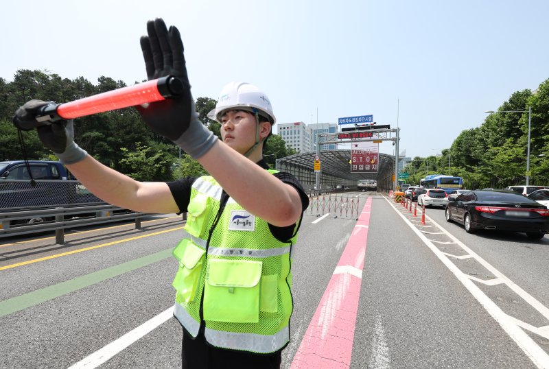 [서울=뉴시스] 김진아 기자 = 18일 서울 서초구 염곡동서지하차도에 설치된 집중호우 시 가동되는 자동 차량 진입 차단 설비가 시범 작동되고 있다. 오세훈 서울시장은 이날 장마철 폭우에 대비하기 위해 도림천 상류에 위치한 신림공영차고지 빗물저류조와 서초구 염곡동서지하차도로를 점검했다. 2025.06.18. bluesoda@newsis.com