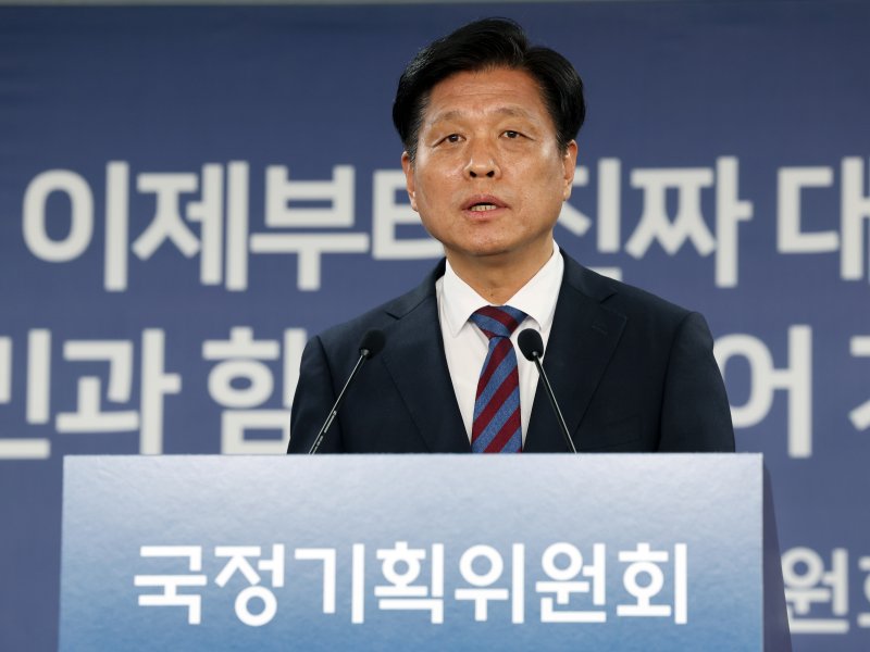 [이구순의 느린 걸음] 정부가 직접 '깐깐한 첫번째 AI 소비자' 돼야