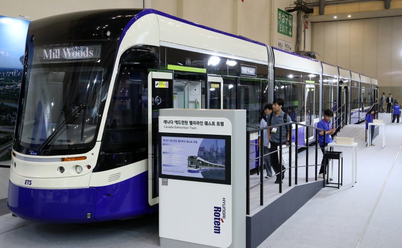 18일 부산 해운대구 벡스코 제1전시장에서 열린 '2025 부산국제철도기술산업전'에서 관람객들이 현대로템의 캐나다 에드먼턴 밸리라인 웨스트 트램 실물을 둘러보고 있다. 2025.6.18/뉴스1 ⓒ News1 윤일지 기자