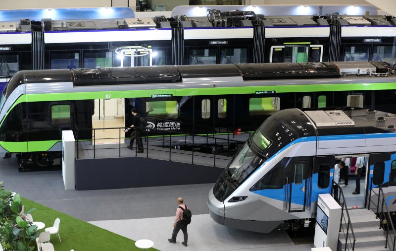 18일 부산 해운대구 벡스코 제1전시장에서 열린 '2025 부산국제철도기술산업전'에서 관람객들이 현대로템의 공항철도 전동차, 대만 그린라인 무인전동차, 캐나다 에드먼턴 밸리라인 웨스트 트램 실물을 둘러보고 있다. 2025.6.18/뉴스1 ⓒ News1 윤일지 기자