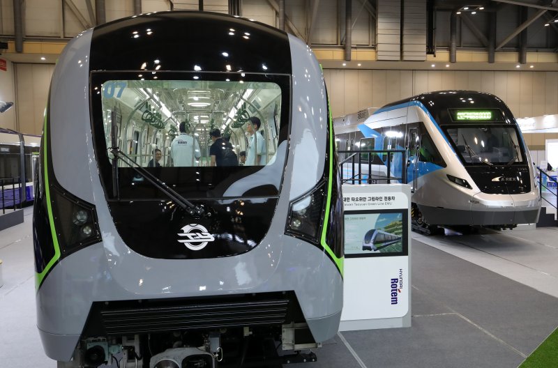 18일 부산 해운대구 벡스코 제1전시장에서 열린 '2025 부산국제철도기술산업전'에서 관람객들이 대만 그린라인 무인전동차를 둘러보고 있다. 2025.6.18/뉴스1 ⓒ News1 윤일지 기자