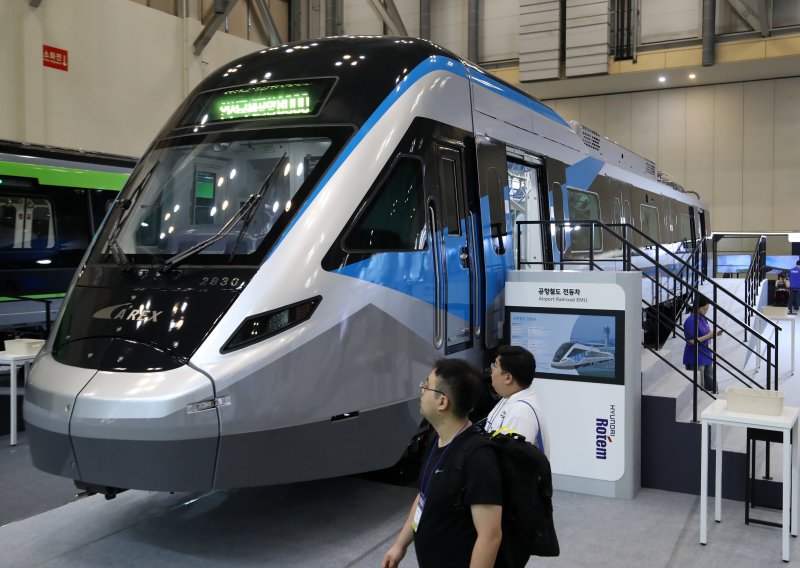 18일 부산 해운대구 벡스코 제1전시장에서 열린 '2025 부산국제철도기술산업전'에서 관람객들이 현대로템의 공항철도 전동차 실물을 둘러보고 있다. 2025.6.18/뉴스1 ⓒ News1 윤일지 기자