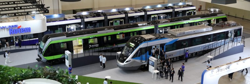 18일 부산 해운대구 벡스코 제1전시장에서 열린 '2025 부산국제철도기술산업전'에서 관람객들이 현대로템의 공항철도 전동차, 대만 그린라인 무인전동차, 캐나다 에드먼턴 밸리라인 웨스트 트램 실물을 둘러보고 있다. 2025.6.18/뉴스1 ⓒ News1 윤일지 기자