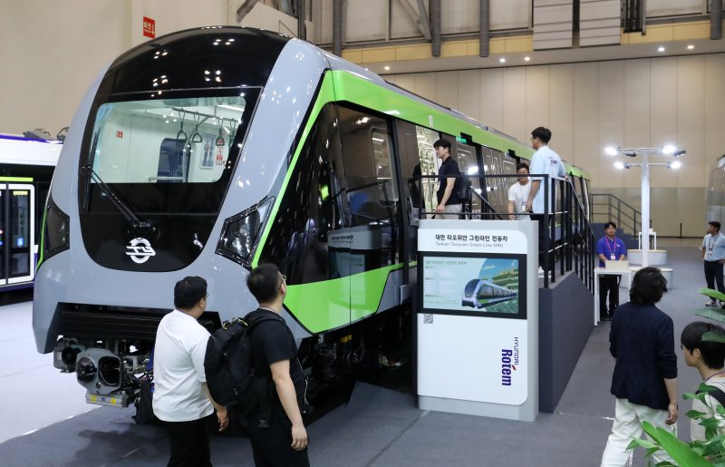 18일 부산 해운대구 벡스코 제1전시장에서 열린 '2025 부산국제철도기술산업전'에서 관람객들이 대만 그린라인 무인전동차를 둘러보고 있다. 2025.6.18/뉴스1 ⓒ News1 윤일지 기자