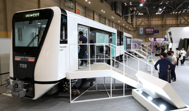 18일 부산 해운대구 벡스코 제1전시장에서 열린 '2025 부산국제철도기술산업전'에서 관람객들이 국내 최초이자 세계에서 네 번째로 개발한 무인자동운전 경량전철이자 양산시 도시철도 1호선에 투입될 예정인 K-AGT 양산선을 둘러보고 있다. 2025.6.18/뉴스1 ⓒ News1 윤일지 기자