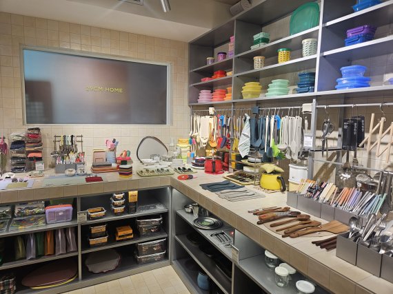 무신사의 영토확장..성수동 라이프스타일 매장 1호점 가보니 [르포]