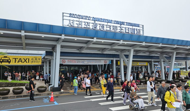 [제주=뉴시스] 우장호 기자 = 18일 오전 서귀포강정크루즈터미널 출국장 입구에서 크루즈에서 하선한 외국인 관광객들이 인솔자를 따라 이동하고 있다. 2025.06.18. woo1223@newsis.com