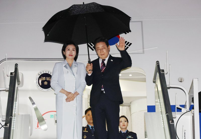 민주당 "李대통령 첫 순방, 실용외교 밑그림 성공적"