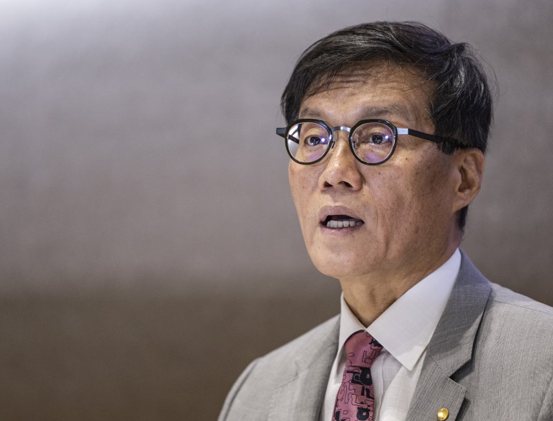 이창용 한국은행 총재가 18일 서울 중구 한국은행 별관에서 열린 '2025 상반기 물가 설명회'에서 물가 상승 요인에 대해 설명하고 있다. 연합뉴스