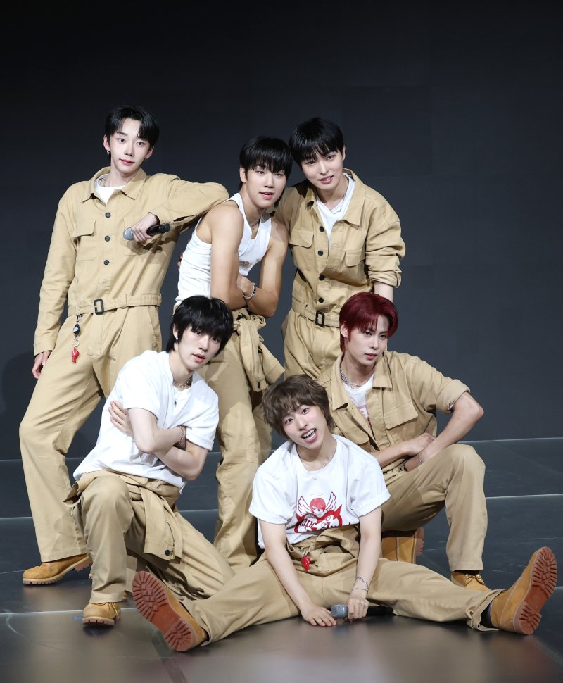 그룹 비보이즈(BE BOYS)가 18일 오후 서울 마포구 상암 DMC 푸르지오시티 쇼킹 KPOP에서 가진 첫 번째 미니앨범 'BE:1(비:원)' 발매 기념 쇼케이스에서 타이틀 곡 ‘I’M SO SORRY, BUT I LOVE YOU(아임 소 소리, 벗 아이 러브 유)’를 선보이고 있다. 2025.6.18/뉴스1 ⓒ News1 권현진 기자