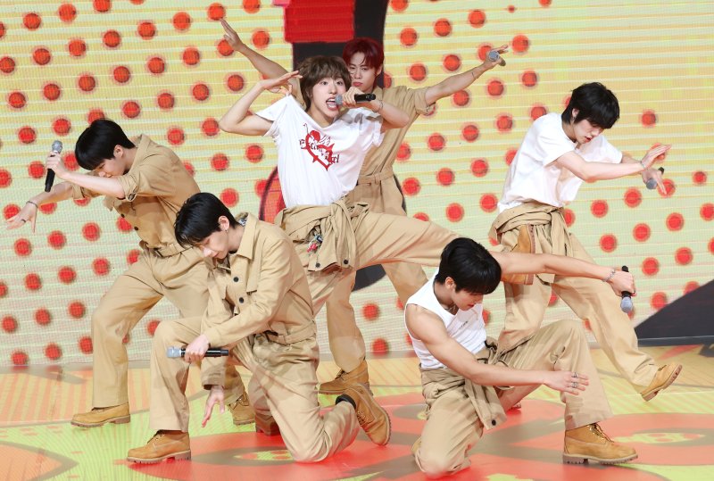 그룹 비보이즈(BE BOYS)가 18일 오후 서울 마포구 상암 DMC 푸르지오시티 쇼킹 KPOP에서 가진 첫 번째 미니앨범 'BE:1(비:원)' 발매 기념 쇼케이스에서 타이틀 곡 ‘I’M SO SORRY, BUT I LOVE YOU(아임 소 소리, 벗 아이 러브 유)’를 선보이고 있다. 2025.6.18/뉴스1 ⓒ News1 권현진 기자