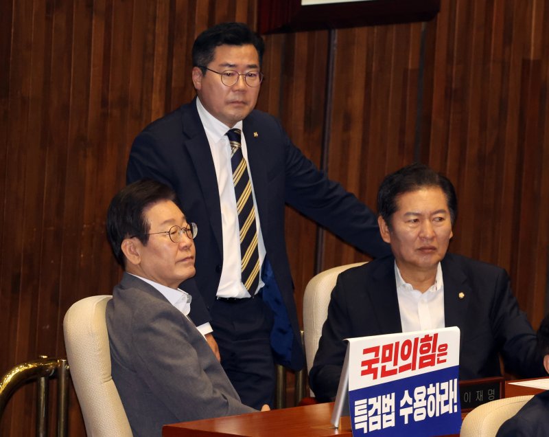 [서울=뉴시스] 조성우 기자 = 이재명(왼쪽) 더불어민주당 당 대표 후보가 25일 오후 서울 여의도 국회에서 열린 제416회 국회(임시회) 제1차 본회의에서 박찬대 당 대표 직무대행 겸 원내대표, 정청래 법사위원장과 대화하다 주진우 의원의 발언을 듣고 있다. 2024.07.25. xconfind@newsis.com