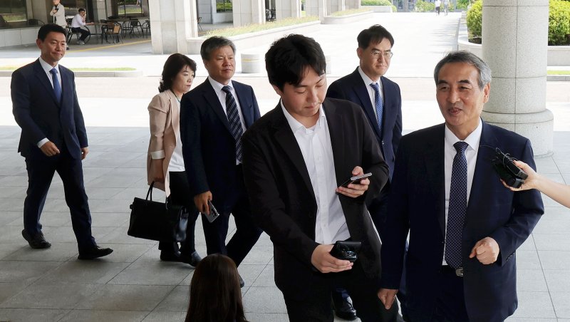 [서울=뉴시스] 홍효식 기자 = 윤석열 전 대통령 부인 김건희 여사 관련 의혹을 수사하는 민중기(맨 오른쪽) 특별검사를 비롯한 특검보들이 18일 서울 서초구 서울고등검찰청에서 박세현 고검장과 면담하기 위해 이동하고 있다. 맨 오른쪽부터 민중기 특검, 김형근 특검보. 오른쪽 네번째부터 문홍주, 오정희, 박상진 특검보. 2025.06.18. yesphoto@newsis.com