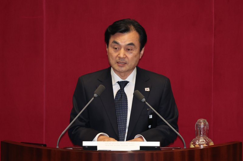 [서울=뉴시스] 권창회 기자 = 31일 오후 서울 여의도 국회에서 열린 제420회국회(임시회) 제3차 본회의에서 안규백 국조특위 위원장이 윤석열 정부의 비상계엄 선포를 통한 내란 혐의 진상규명 국정조사계획서 승인의 건에 대해 제안설명을 하고 있다. 2024.12.31. kch0523@newsis.com