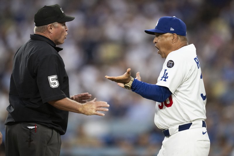 [로스엔젤레스=AP/뉴시스] 메이저리그(MLB) LA 다저스의 감독 데이브 로버츠가 18일(한국 시간) 미국 캘리포니아주 로스앤젤레스의 다저스타디움에서 벌어진 2025 MLB 샌디에이고와의 경기에서 3회말 오타니 쇼헤이가 사구를 맞고 팀이 경고 조치를 받자 거세게 항의하고 있다. 2025.06.18.