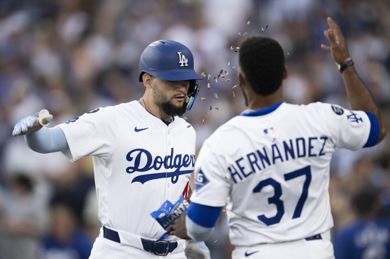 [로스엔젤레스=AP/뉴시스] 메이저리그(MLB) LA 다저스의 앤디 파헤스가 18일(한국 시간) 미국 캘리포니아주 로스앤젤레스의 다저스타디움에서 벌어진 2025 MLB 샌디에이고와의 경기에서 2회말 솔로 홈런을 날린 후 동료와 기뻐하고 있다. 2025.06.18.