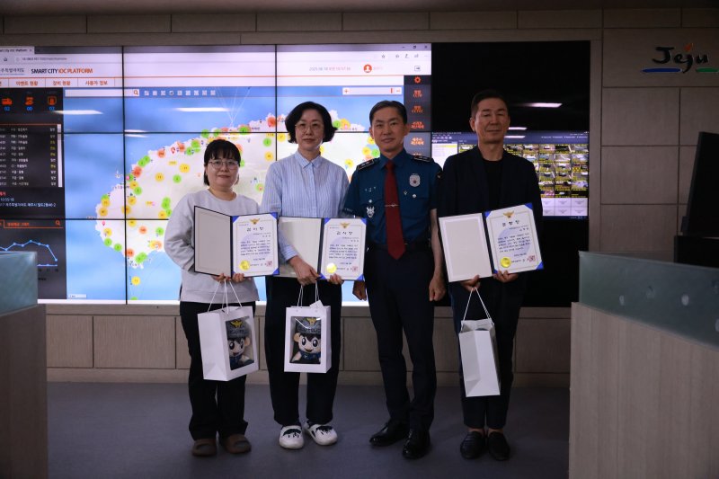 18일 제주도 CCTV통합관제센터를 방문한 김수영 블랙잭 전략이 관제요원들의 노고와 헌신에 감사를 표하고 있다.(제주경찰청 제공. 재판매 및 DB 금지)