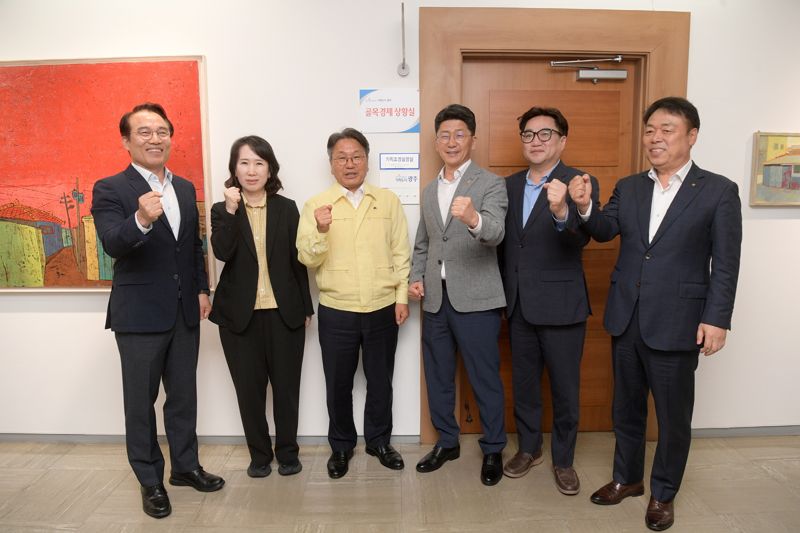 광주광역시는 18일 '골목경제 상황실'을 설치하고, 첫 회의 개최와 함께 본격 가동에 들어갔다고 밝혔다. 사진은 강기정 시장이 관계자들과 '골목경제 상황실' 현판 제막을 한 후 기념촬영을 하고 있는 모습. 광주광역시 제공