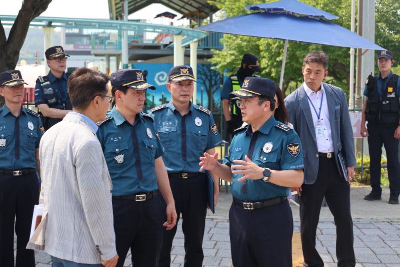 [의정부=뉴시스] 김호승 경기북부메리트카지노청장이 18일 파주시 문산읍 임진각을 찾아 대북전단 살포 예방을 위한 대응 태세를 점검하고 있다. (사진=경기북부메리트카지노청 제공) 2025.06.18 photo@newsis.com
